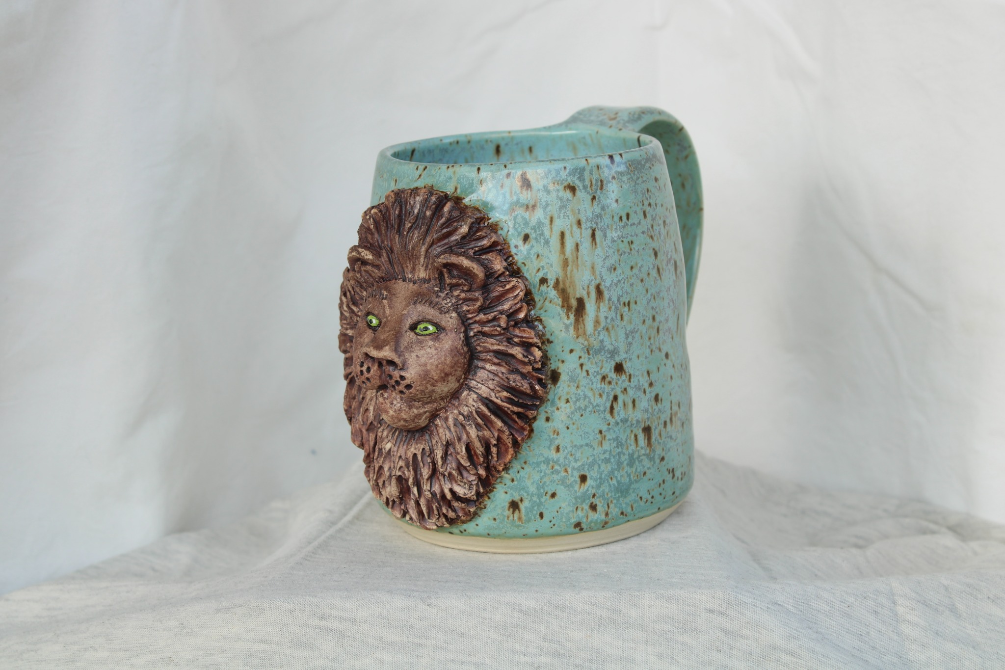 Lion stoneware mug with sculpted lion face
